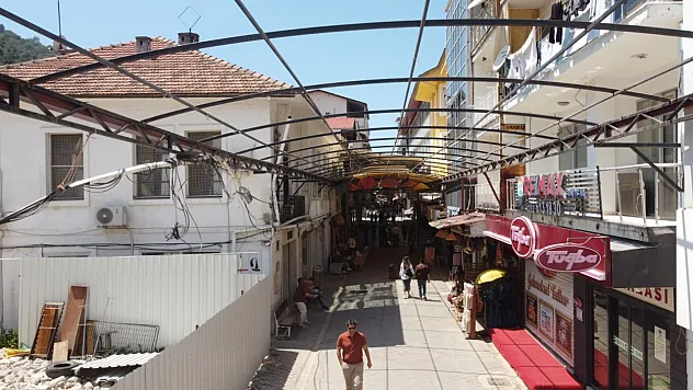 Fethiye'de Şemsiyeli Sokak Yenileniyor