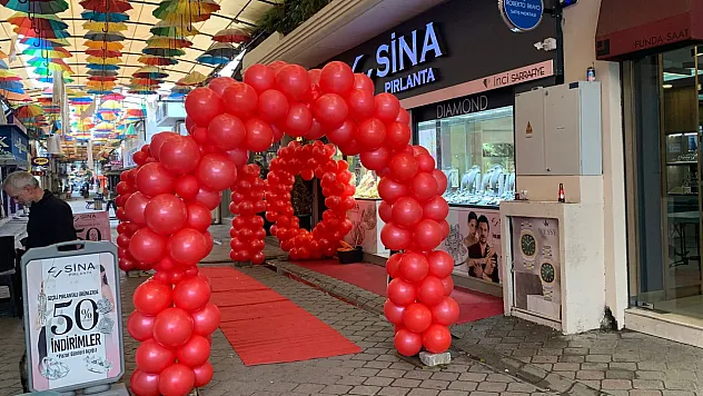 Fethiye'de Sina Pırlanta'dan Sevgililer Günü'ne özel ışıltılı hazırlık