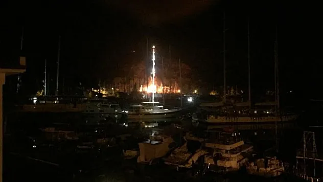 FETHİYE'DE TERSANE YANGINI: 4 AHŞAP TEKNE ZARAR GÖRDÜ