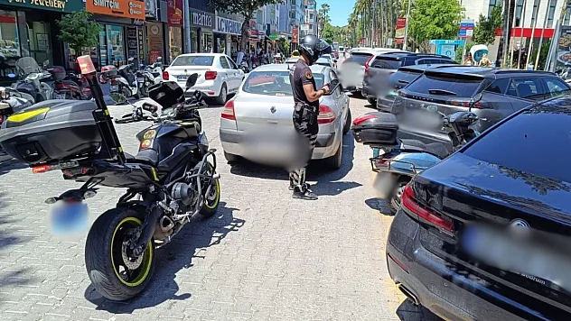 Fethiye'de trafik ekipleri hatalı park edenleri tek tek tespit ediyor