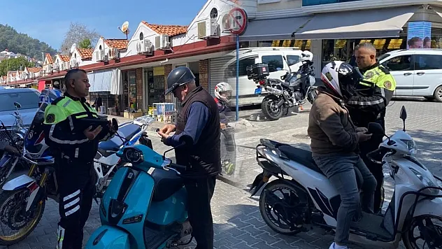 Fethiye'de trafik ekiplerinden 'APP Plaka' uyarılı motosiklet denetimi