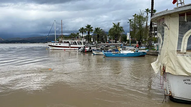Fethiye'de yağışlar körfez sularını kahverengiye boyadı