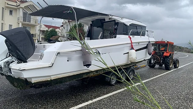 Fethiye'de Yağmur Altında Karayolunda Taşınan Tekne Trafik Güvenliğini Gündeme Getirdi