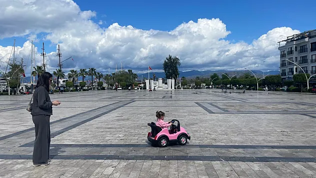Fethiye'de Yağmurun Ardından Güneş Açtı Meydan ve Sahiller Doldu