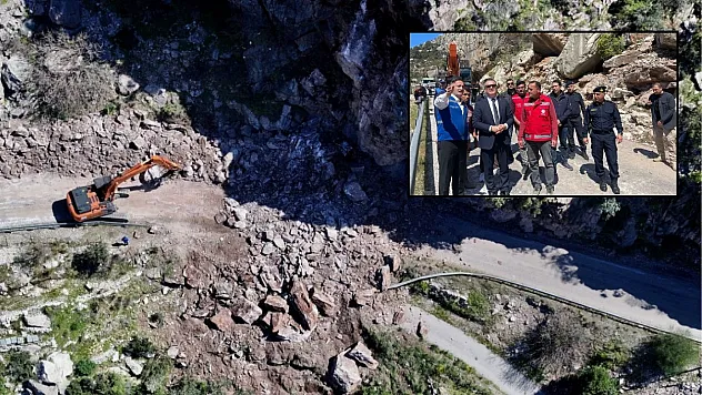 Fethiye'de yamaçtan düşen kayalar kara yolunu ulaşıma kapattı