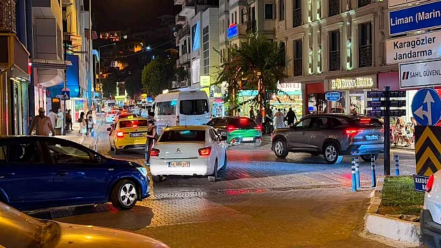 Fethiye'de yaz yoğunluğu akşam saatlerinde trafiğe yansıyor