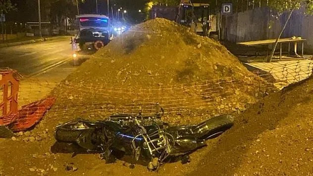 Fethiye'de yol kenarındaki iş makinelerine çarpan motosikletin sürücüsü öldü