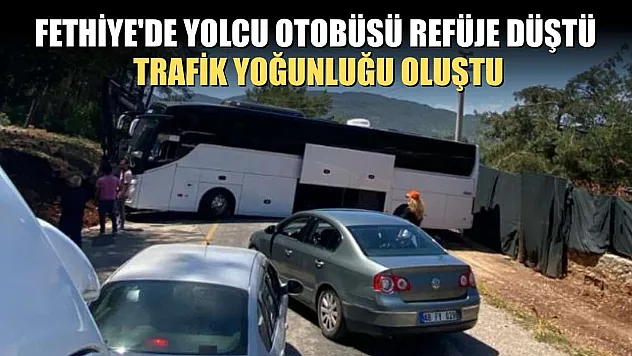 Fethiye'de yolcu otobüsü refüje düştü, trafik yoğunluğu oluştu