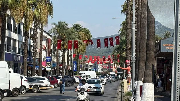 Fethiye'de Zafer Bayramı gururu: Caddeler ay yıldızlı bayraklarla donatıldı