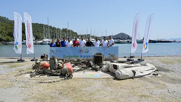Fethiye'deki Göcek Halk Plajı'nda deniz dibi temizliği yapıldı