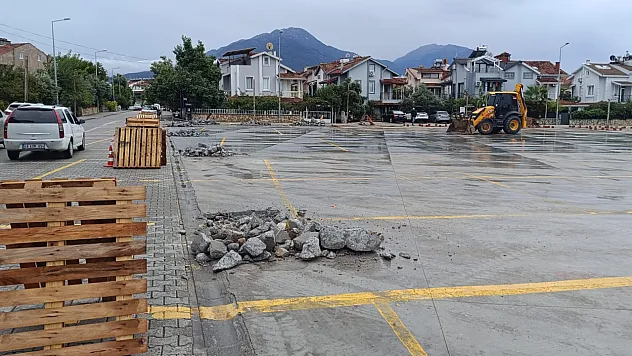 Fethiye Foça'da kurulan 'Pazar Pazarı'nın üzeri kapatılıyor
