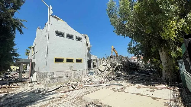 Fethiye Gazi Ortaokulu'nda Kontrollü Yıkım Başladı