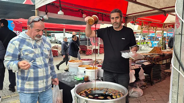 Fethiye Hamsi Festivali'nde yöresel lezzetlere yoğun ilgi: 'Şifa kaynağı kozalak pekmezi getirdik'