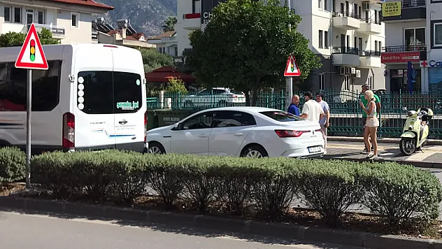 Fethiye İnönü Bulvarı'nda kaza: Motosiklet otomobile çarptı