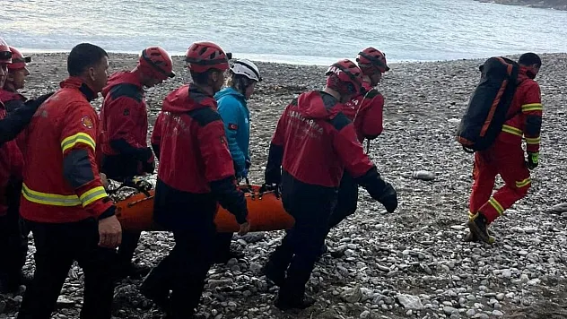 Fethiye Kabak Koyu'nda kayalıklardan düşen genç kurtarıldı