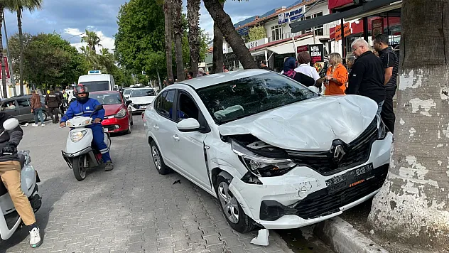 Fethiye Kaymakamlığı önünde kaza: Otomobil ağaca çarparak durabildi