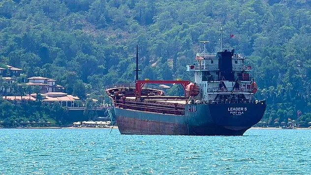 Fethiye Körfezi'nde Dev Yük Gemisi Dikkat Çekti