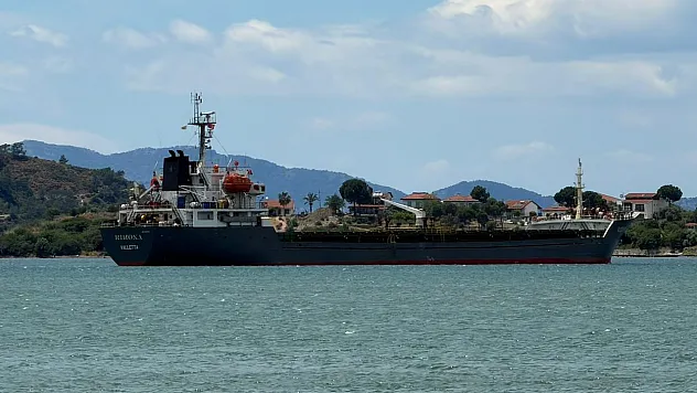 Fethiye Körfezi'nde Yabancı Bayraklı Kargo Gemisi Demirledi