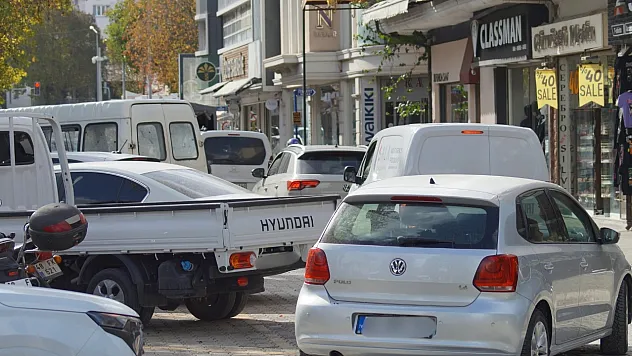 Fethiye merkezde trafik çilesi büyüyor: Çift sıra park isyan ettiriyor