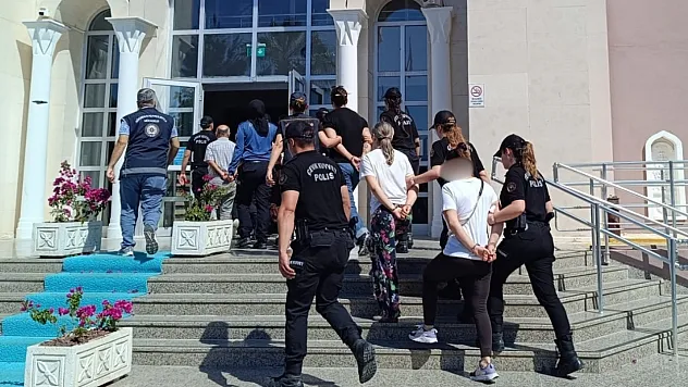 Fethiye merkezli göçmen kaçakçılığı operasyonunda yakalanan 18 şüpheli adliyeye getirildi