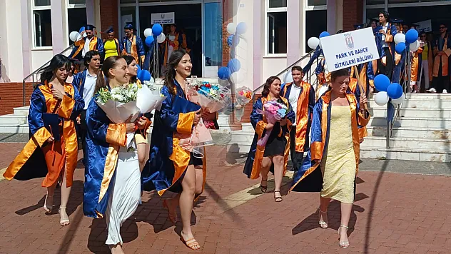 Fethiye Meslek Yüksekokulu'nda Mezuniyet Coşkusu: Yaklaşık 200 Öğrenci Kep Attı