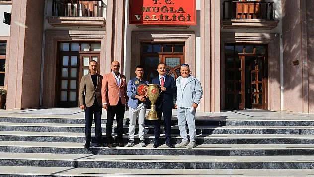 Fethiye'nin genç pehlivanı Kadir Buğra Dikik, şampiyonluk kupasını Vali Akbıyık'a sundu