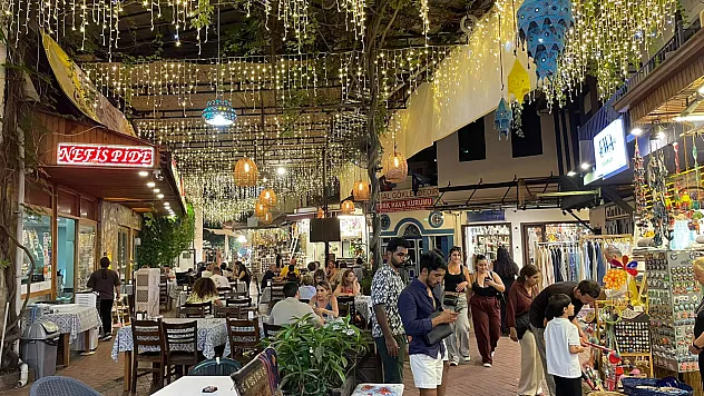 Fethiye'nin tarihi kalbi 'Paspatur' yaz akşamlarında dolup taşıyor