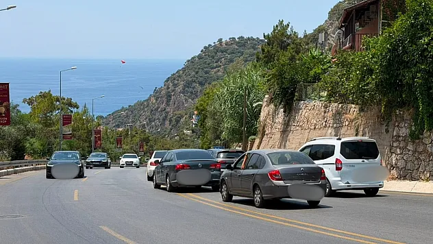 Fethiye-Ölüdeniz yolunda trafik çilesi: Kilometrelerce araç kuyruğu oluştu