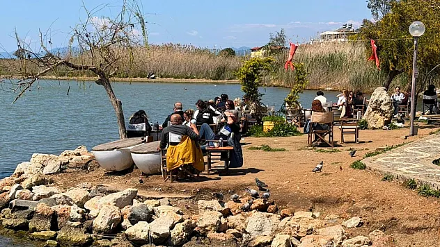 Fethiye Ördek Adası'nda bulutlu hava altında aileler ve kuşlar