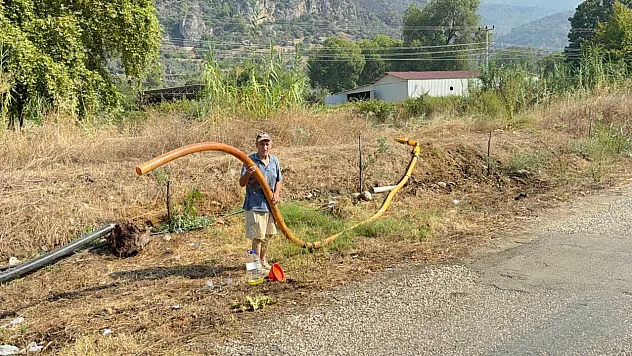 Fethiye orman yangınında zeytinlikleri kül oldu, gözyaşını içine akıtıp yangına su taşıdı