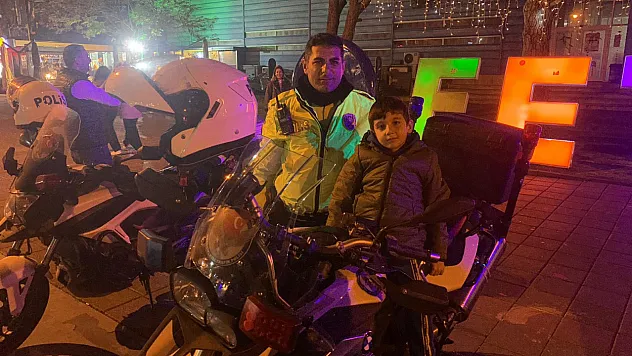 Fethiye Polisi'nden Küçük Çocuklara Jest