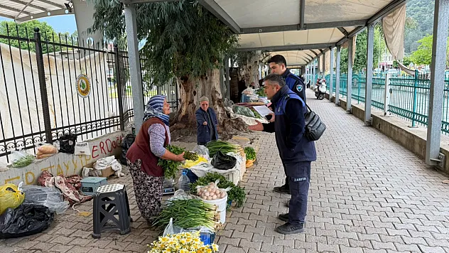 Fethiye Salı Pazarı'nda denetim: Kayıt dışı tezgahlara müdahale