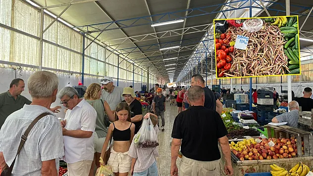 Fethiye Salı Pazarı'nda yazın etkisi: Tezgahlarda sebze ve meyve çeşidi yoğunluğu