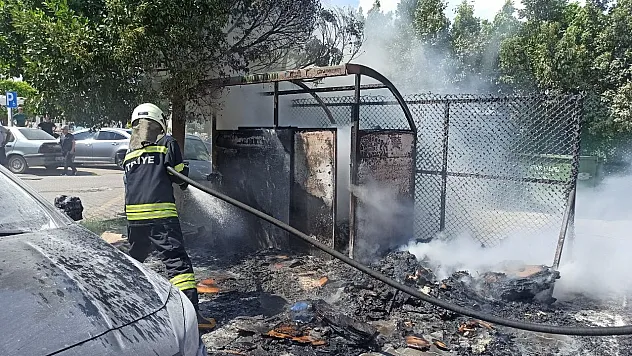 Fethiye Uğur Mumcu Parkı Otoparkında Çöp Konteyneri Yangını: Araçta Hasar Oluştu