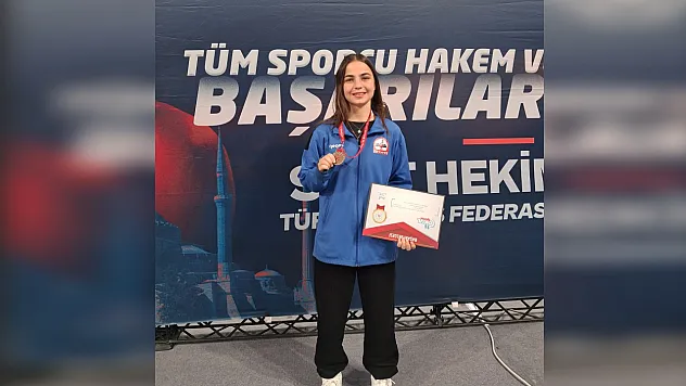 Fethiyeli Boksör Zülal Okşaş Türkiye üçüncüsü oldu