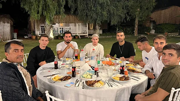 FETHİYESPORLU FUTBOLCULAR AKŞAM YEMEĞİNDE BİR ARAYA GELDİ