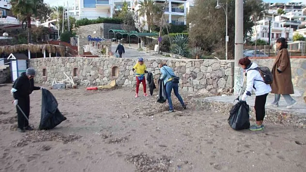 Fırtına sonrası sahil temizliği yaptılar