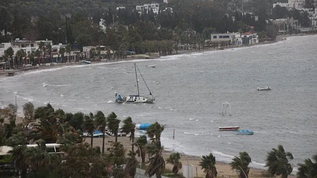 Fırtına tekneyi karaya sürükledi