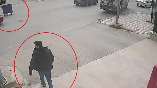 FIRTINANIN SAVURDUĞU ÇÖP KONTEYNERİ CADDEDE GEZİNTİYE ÇIKTI