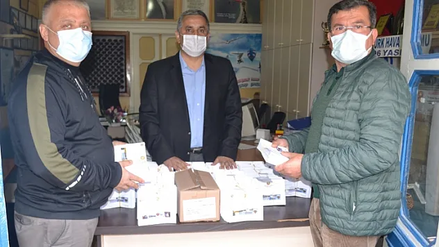 Fitre zekat zarfları muhtarlara teslim ediliyor 