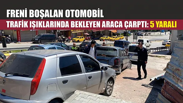 Freni boşalan otomobil trafik ışıklarında bekleyen araca çarptı: 5 yaralı