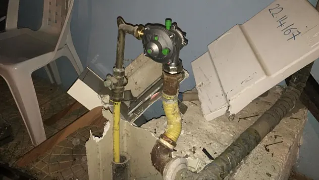 Gaz pedalı takılı kalan otomobil doğal gaz kutusuna çarptı