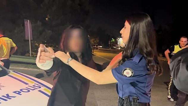 Gazetecilere tükürüp, polise saldıran kadın sürücü 2.45 promil alkollü çıktı