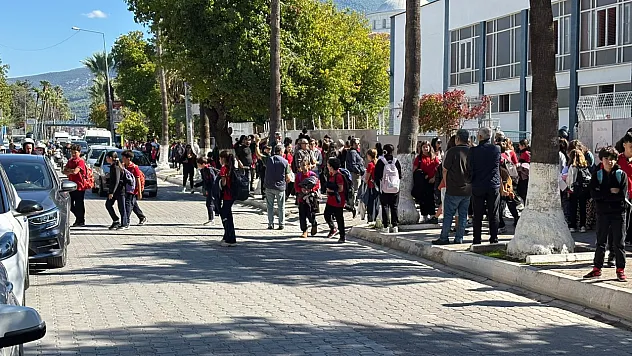 Gazi İlkokulu önünde öğle saatlerinde trafik düğümü