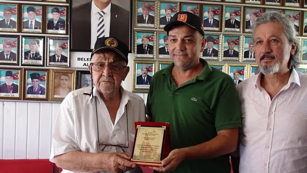 Gaziler Derneği'nden Emrah Doğu'ya plaket