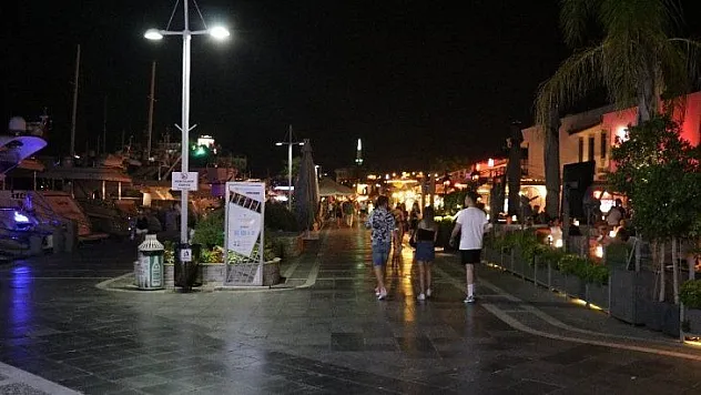 Gece 24.00'ten sonra Marmaris'te sadece insan sesi vardı