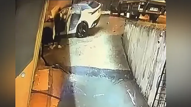 Gece Yarısı Kaza: Yanan Otomobilde Mahsur Kalan Sürücüyü Kahraman Vatandaş Kurtardı