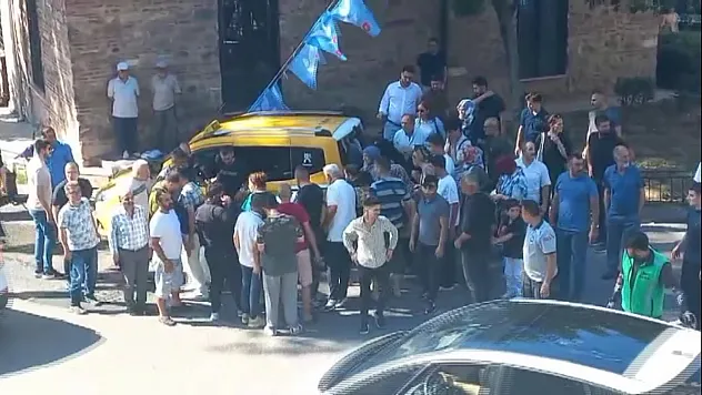 Genç avukat taksinin altında kaldı, çok sayıda kişi çıkarmak için seferber oldu