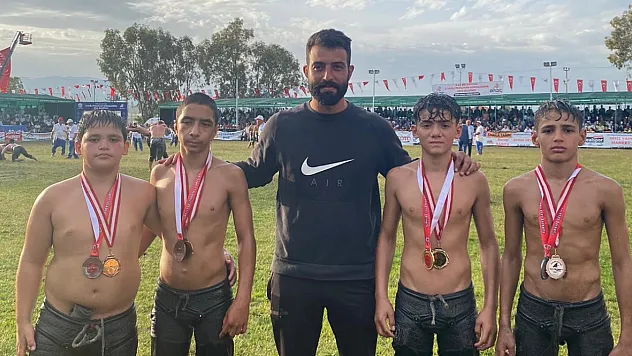 Genç güreşçilerden madalya