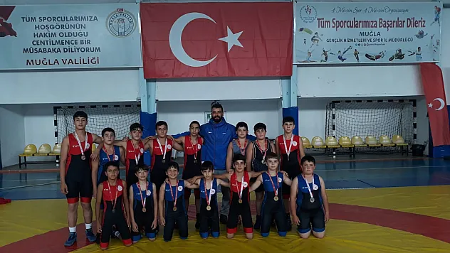 Minik güreşçiler 15'te 15 yaptı